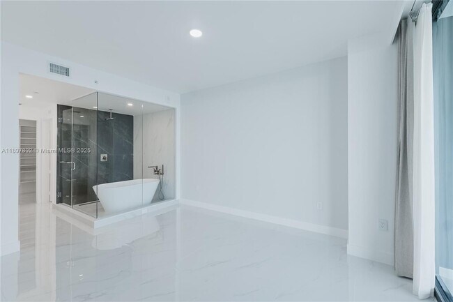 Building Photo - 700 NE 24th St