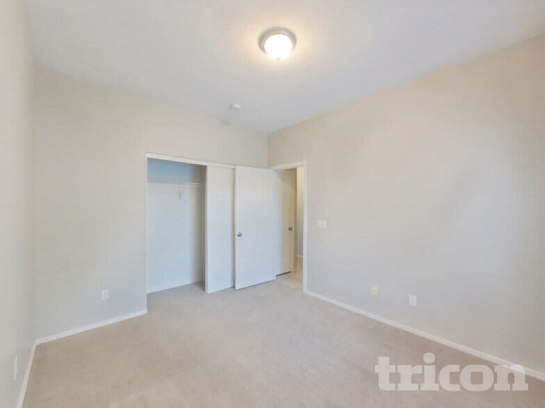 Building Photo - 442 E Cheyenne Rd