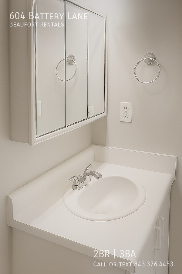 Building Photo - 604 Battery Ln