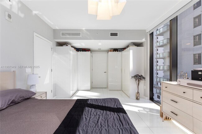 Building Photo - 1010 Brickell Ave