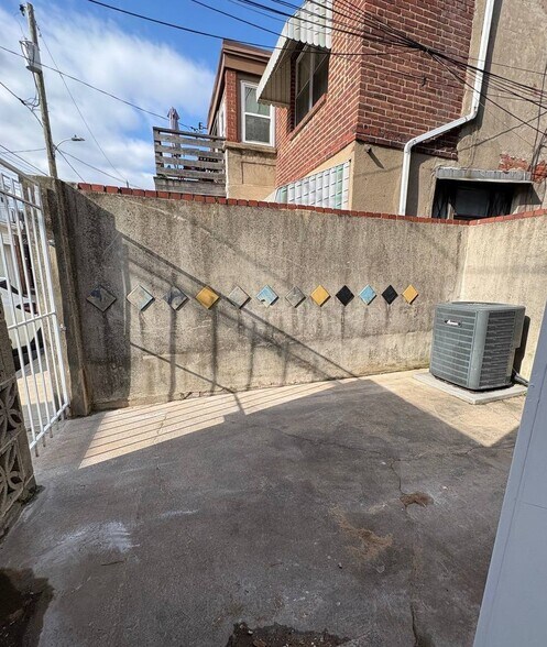 Building Photo - 1331 Dickinson St