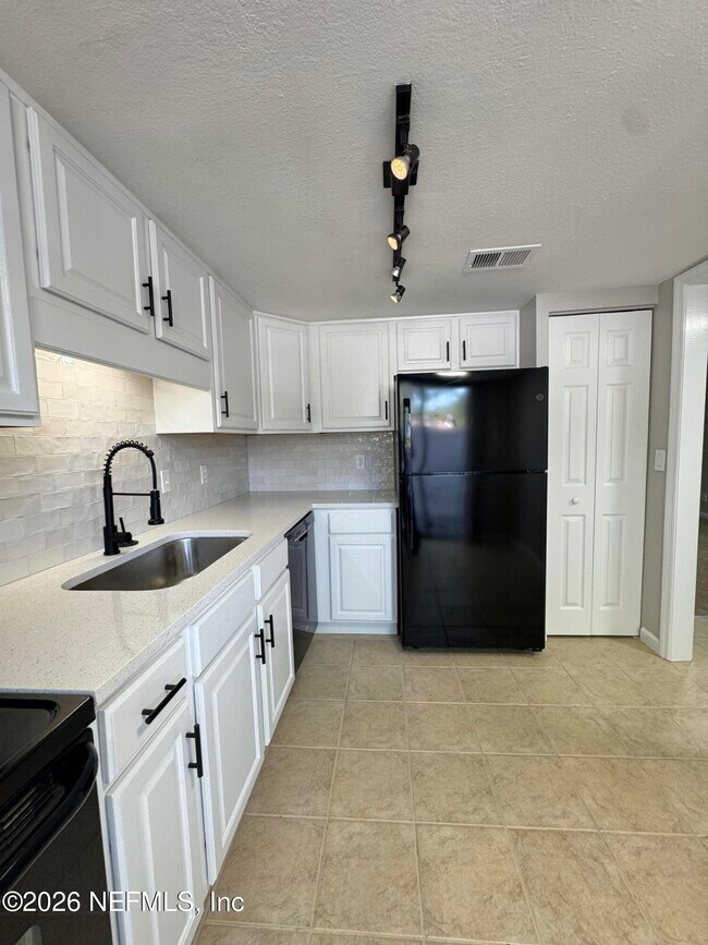 Building Photo - 8880 Old Kings Rd S