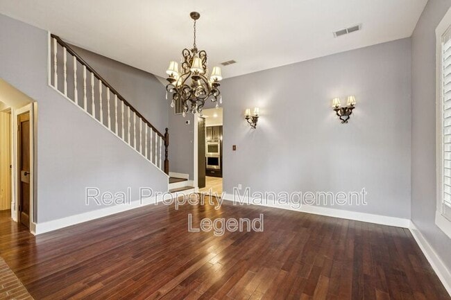 Building Photo - 715 S Barnett Ave