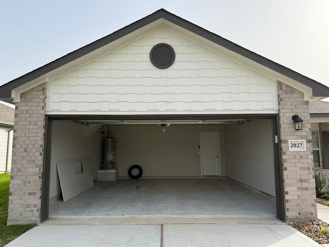 Building Photo - 2027 Summer Night Dr