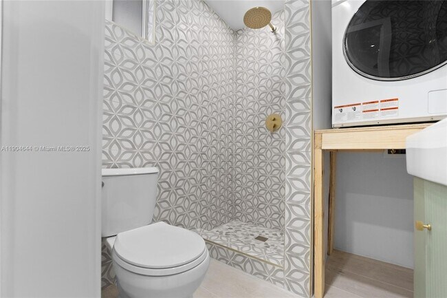 Building Photo - 129 SW 9th Ave