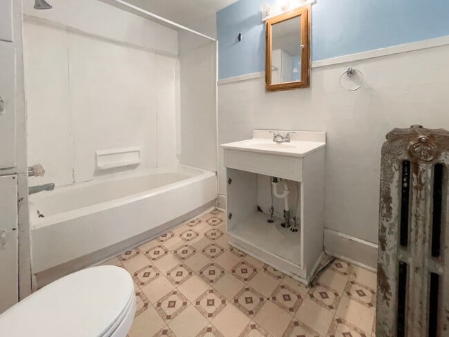 Building Photo - Close to Campus