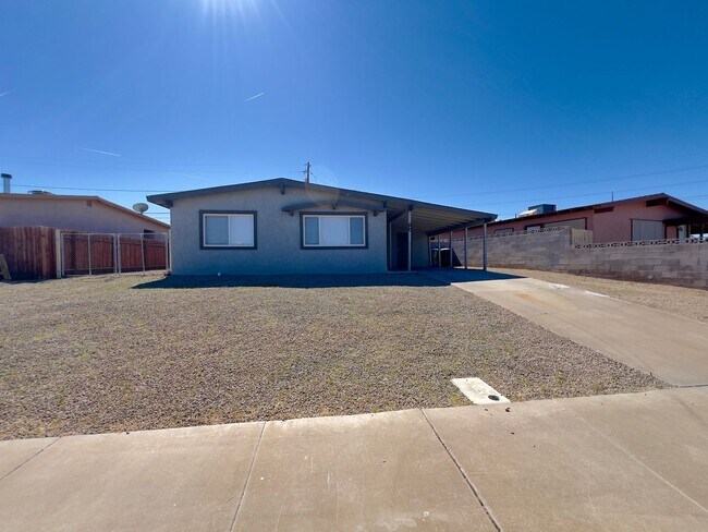 Building Photo - 4 bedrooms, 2 bathrooms home located in Henderson
