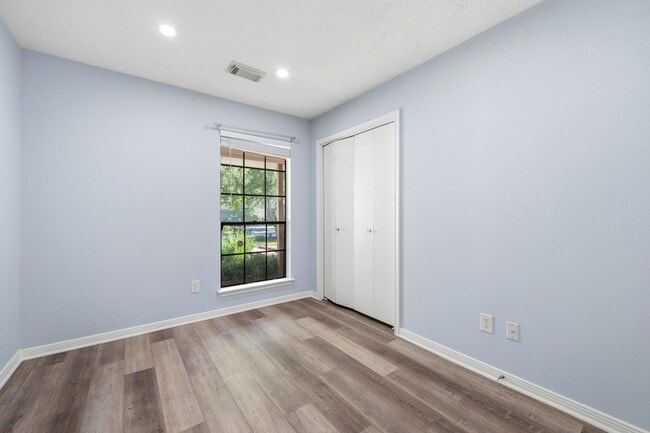 Building Photo - 2835 Twin Knolls Dr