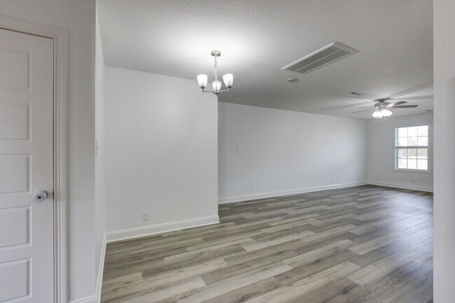 Building Photo - 702 Ellie Nat Dr