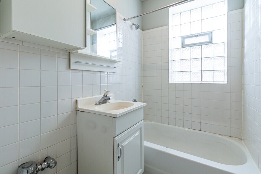 Building Photo - 435 W Roscoe St