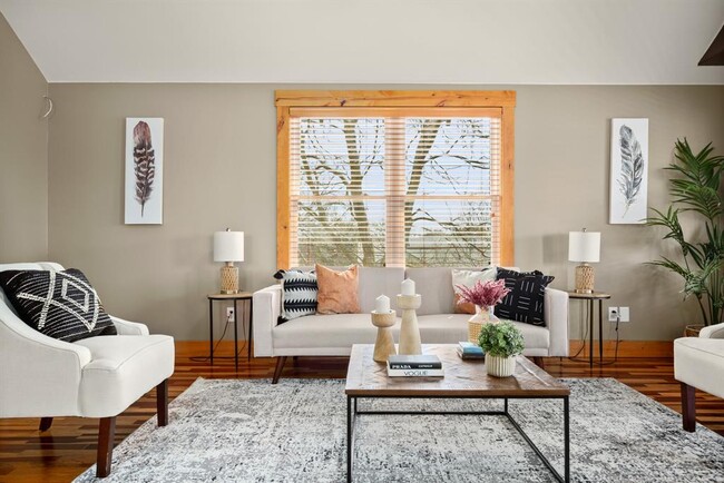 Building Photo - 912 E 51st St