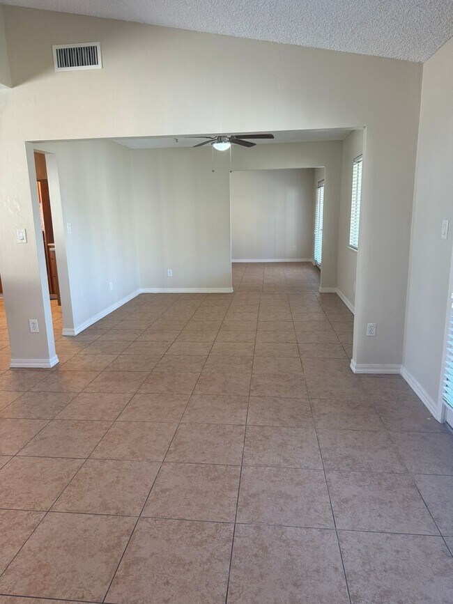 Building Photo - Spacious 4-Bedroom + 2 Bonus Rooms | Near ...