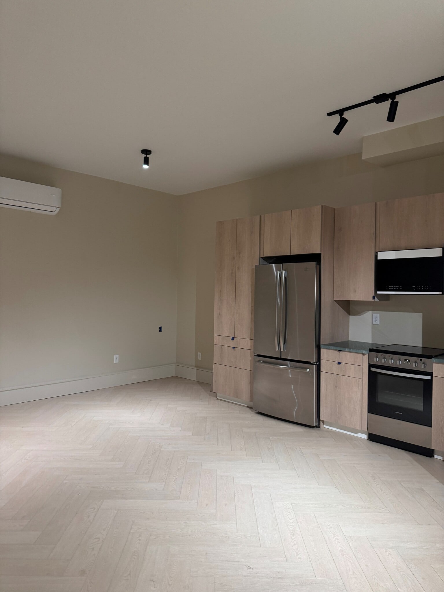 Building Photo - 319 W 9th St