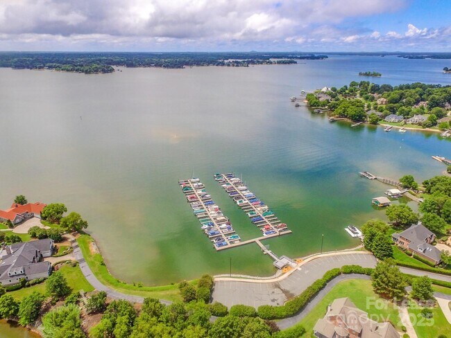 Building Photo - 169 Southhaven Dr