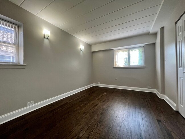 Building Photo - 6023 N. Fairfield-1W