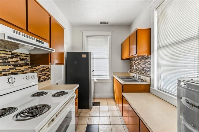 Building Photo - Cozy 1-Bedroom Apartment in Midtown – $1,200/month