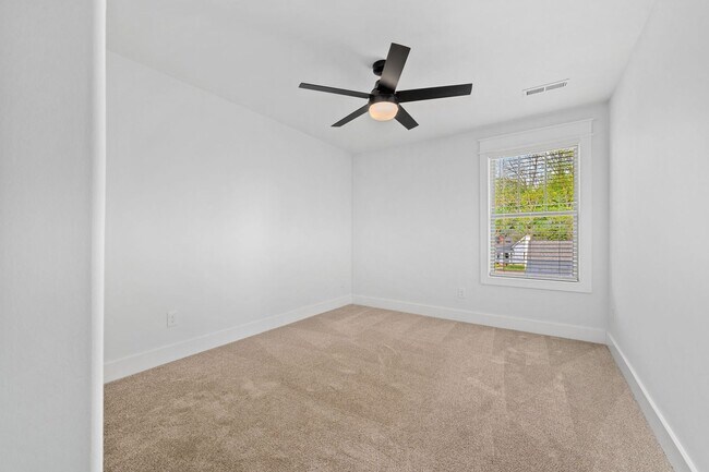 Building Photo - Lee Street B3