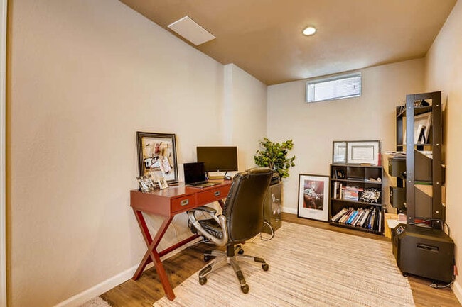 Building Photo - 1370 Xanthia St
