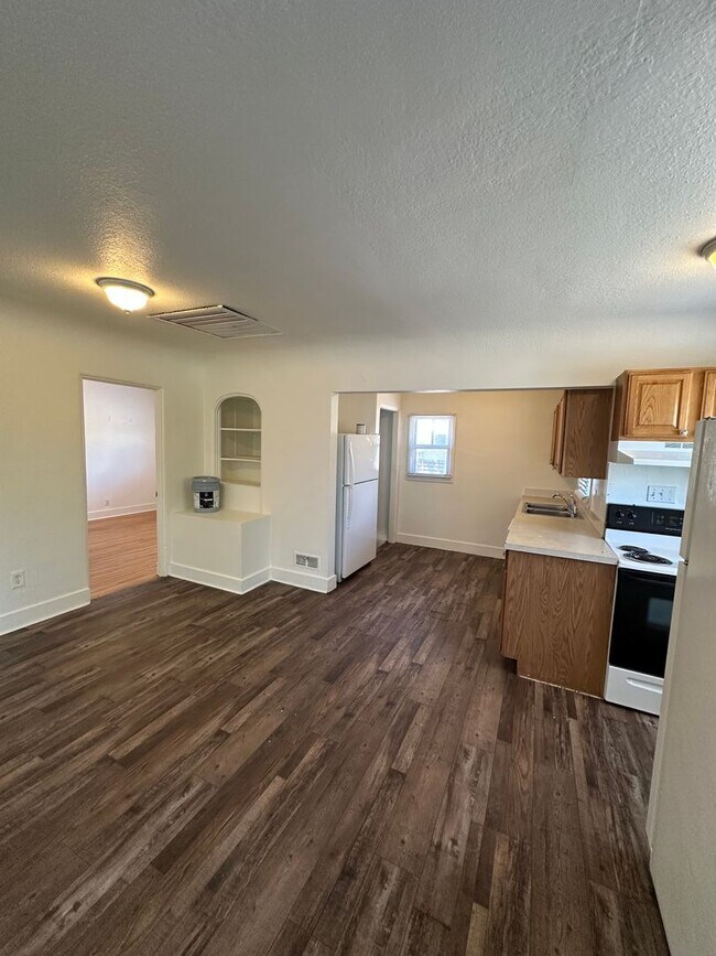 Building Photo - 4 Bedroom Large Home Available, close to UNC