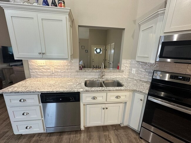 Building Photo - Charming 3-Bedroom Home Near Moody AFB with Modern Amenities and Fenced Backyard