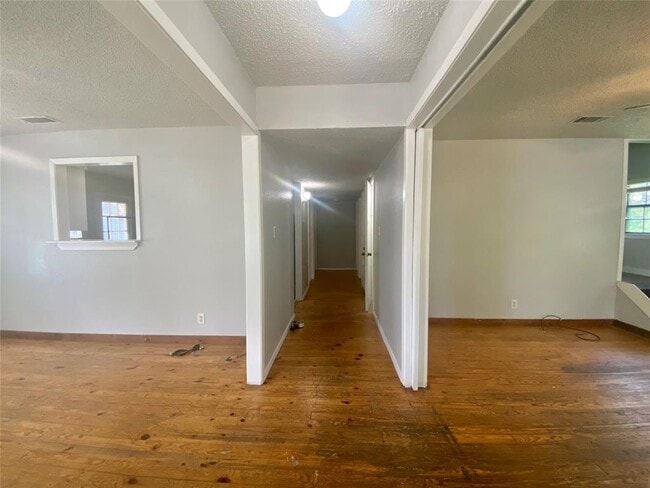 Building Photo - 1609 W 11th St
