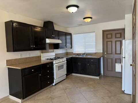 Building Photo - Downstairs 2 bed 1 bath with yard near Silver Creek, $975