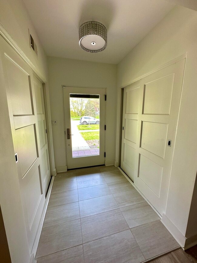 Building Photo - 4515 N Lake Dr