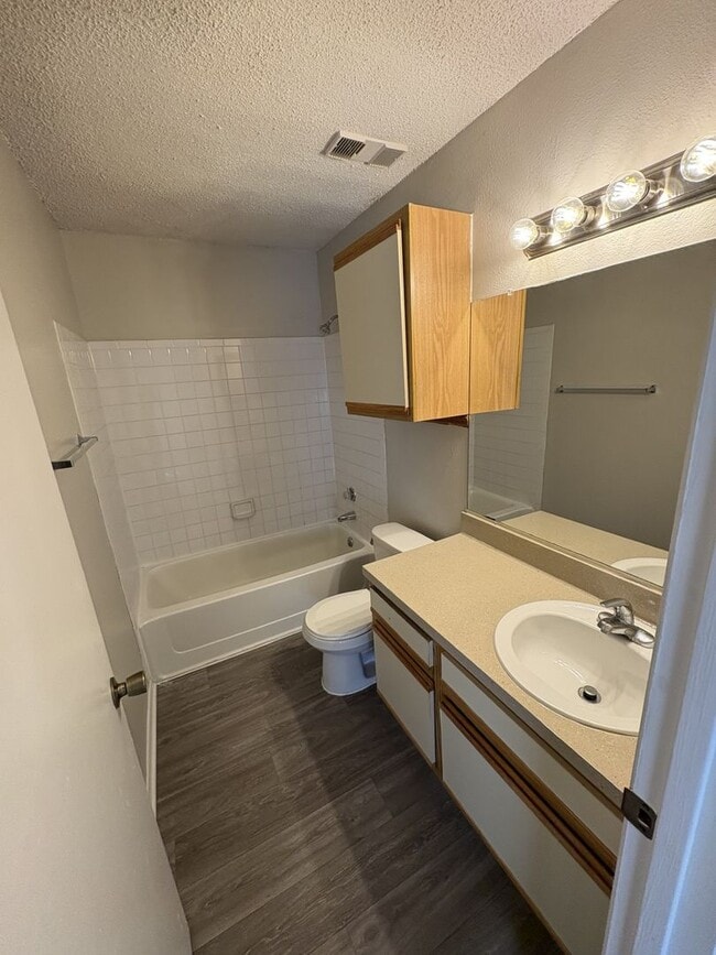 Building Photo - Large 2-bedroom 2-bath Condo