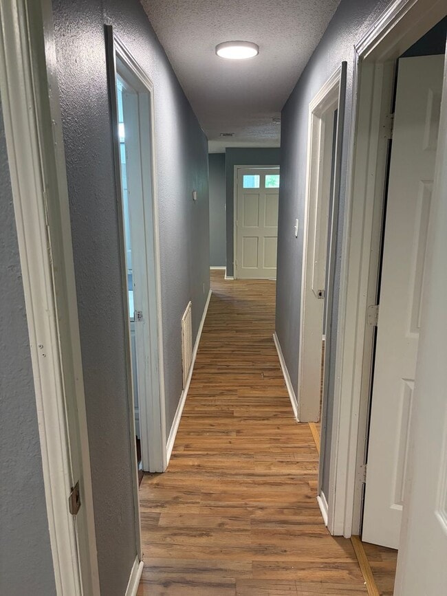 Building Photo - 3 bedroom and 1 bathroom house- $1000 move-in special