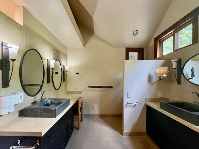 Building Photo - Luxury Estate Retreat in the Heart of Samm...