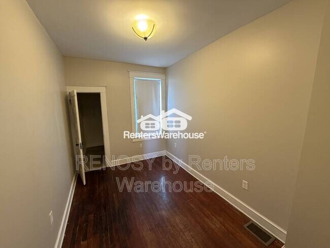 Building Photo - 400 Lyndhurst St