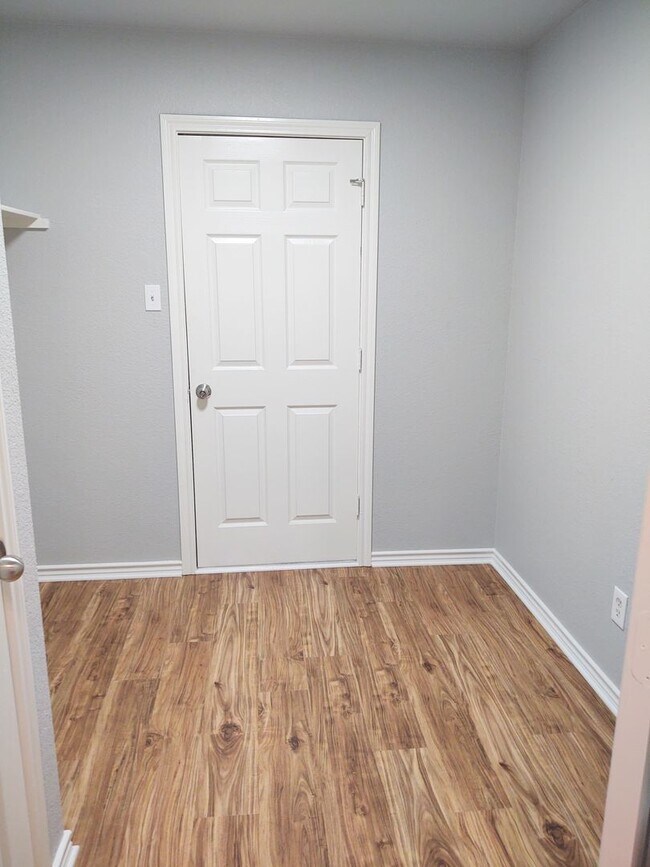 Building Photo - 4 Bed / 2 Bath House in secluded neighborhood with a park and walking trail