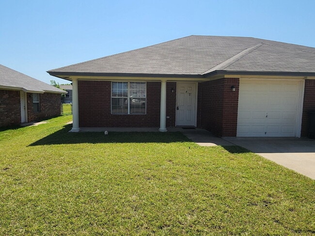 Primary Photo - 3204 Toledo Dr
