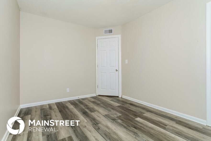 Building Photo - 5413 Sir Barton Rd