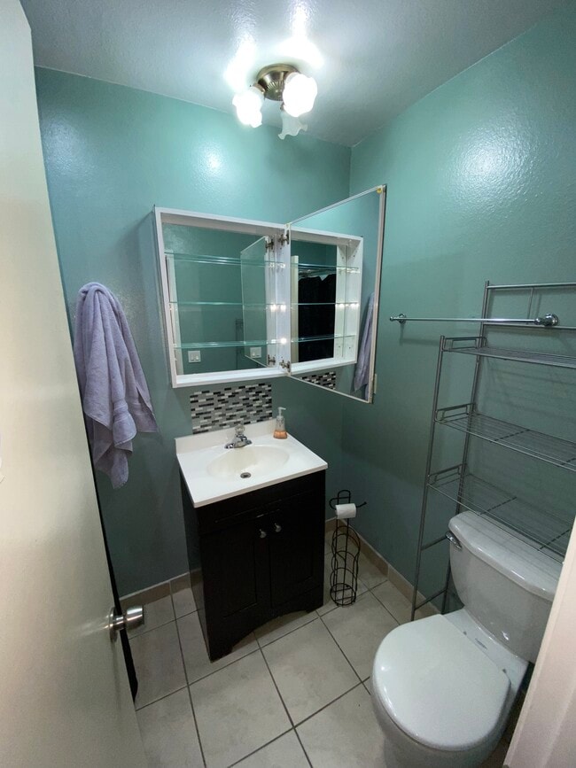 Building Photo - 3030 Valle Vista Dr