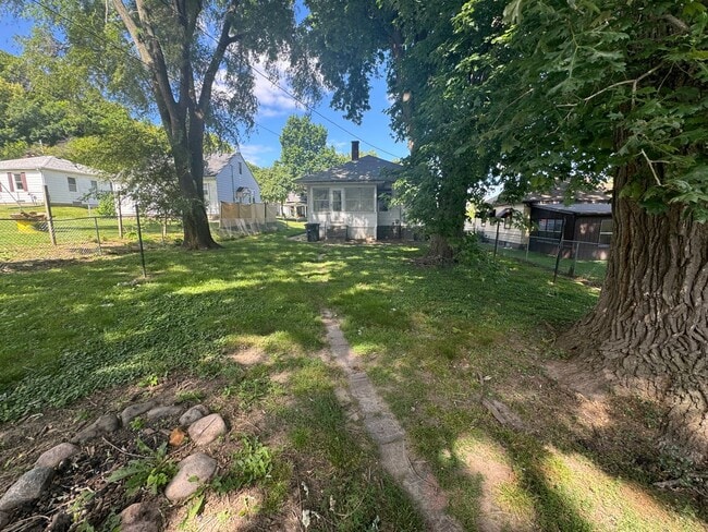 Building Photo - Updated 2 Bedroom Home in Moline | Fenced Yard | Central Air | Dishwasher