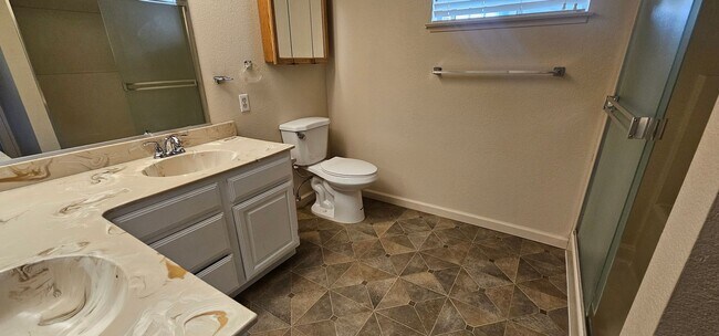 Building Photo - Great Stafford Glen Upstairs Condo