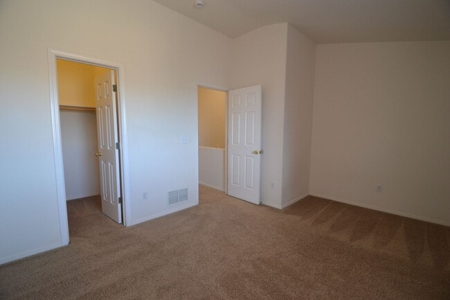 Building Photo - Corner 3 bed, 2.5 Bath Townhome in Distric...