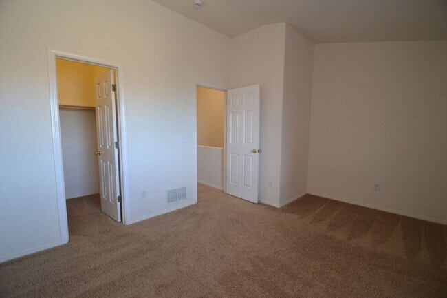 Building Photo - Corner 3 bed, 2.5 Bath Townhome in District 20!