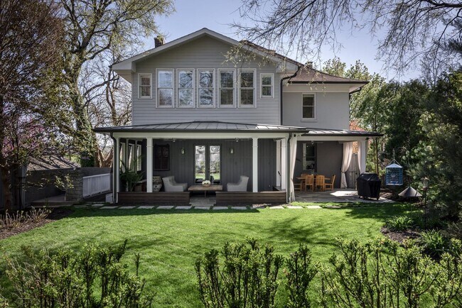Building Photo - Elegant Fully Furnished 4BR/3.2BA Classic ...