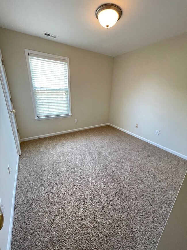 Building Photo - Beautiful, updated 3br 2.5 ba home with garage, fenced-yard in Home Valley Farms Now Available!