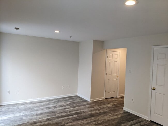 Building Photo - Completely Renovated Townhouse in establis...