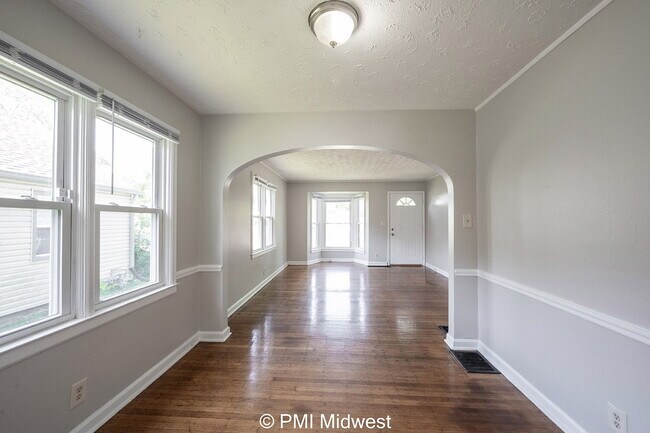 Building Photo - "Charming 2-Bed Home with Gleaming Hardwoo...