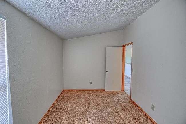 Building Photo - 2264 Donna Dr