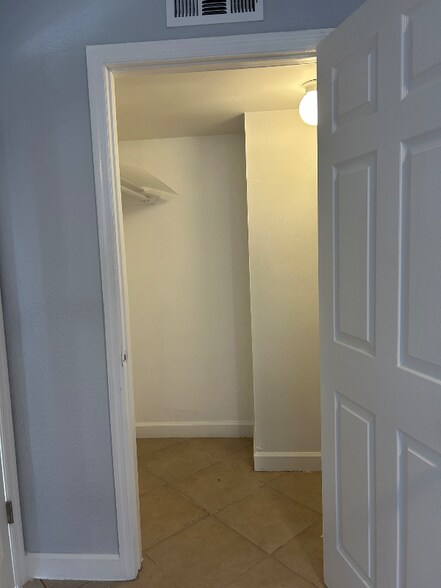 Building Photo - 645 Beachcomber Ln