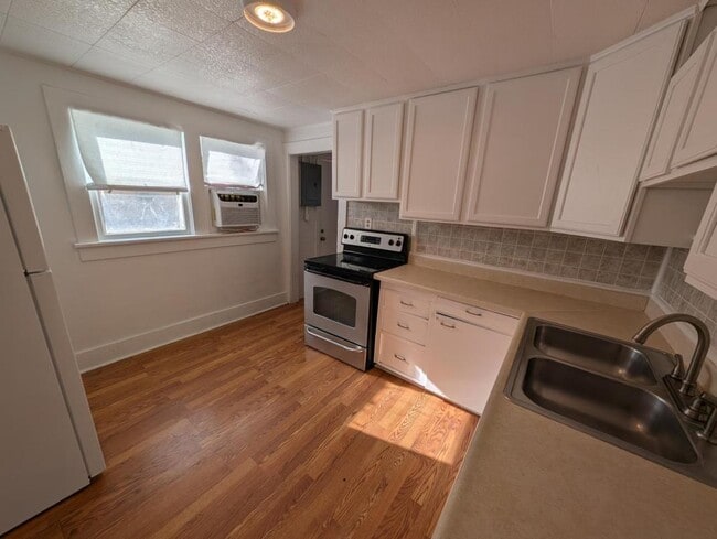 Building Photo - 323 Park St