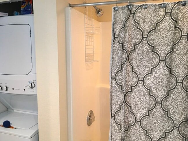 Building Photo - Great Amenities!