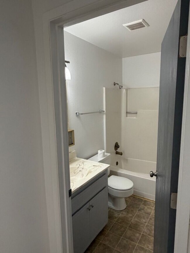 Building Photo - 3 Bed, 2.5 bath home in Carson City, Available 11/11