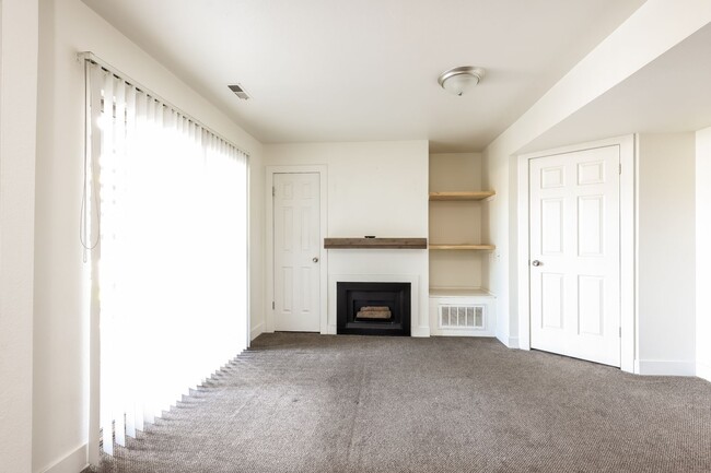 Building Photo - 3 Bedroom/1.5 Bathroom Condo in Provo