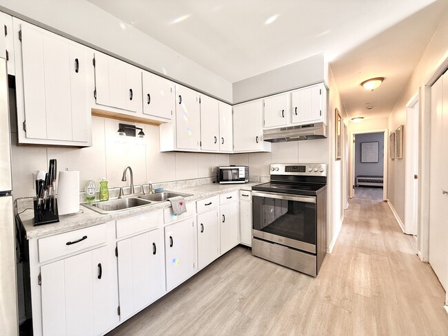 Building Photo - 10405 Mansfield Ave